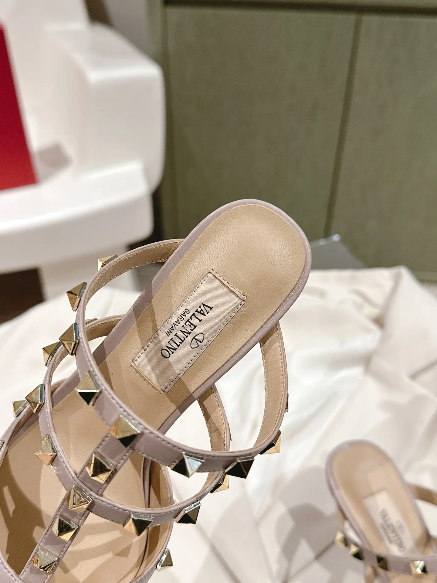 P520👟👟 ²⁰²4 𝐬𝐬 Versatile series for all seasons! Is your shoe cabinet missing a pair? [Proud] Purchasing agent level! 🔥 The entire VALENTINO series is produced by Taiwan-funded factories! Getting in and out of the counter is stress-free! ROCKSTUD Valentino studded patent leather ballet flats ONE STUD retro craft pyramid large rivet buckle flats/high heels Smooth shoe lines and awesome version Comfortable upper foot. Increases height. Looks slimmer. Elongates leg lines. Imported mirrored calfskin/cow patent leather/high-density silk material Lambskin lining Italian high-density leather outsole Size35-39 (40/41/42 can be customized) Heel height: flat/4cm/6cm/8cm ♺Full set of synchronized gift box💝packaging!